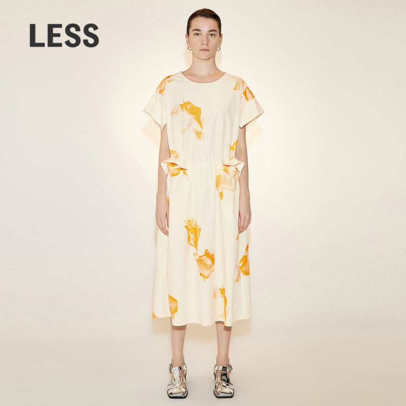 真丝印花面料，图案清新自然，适合出游度假