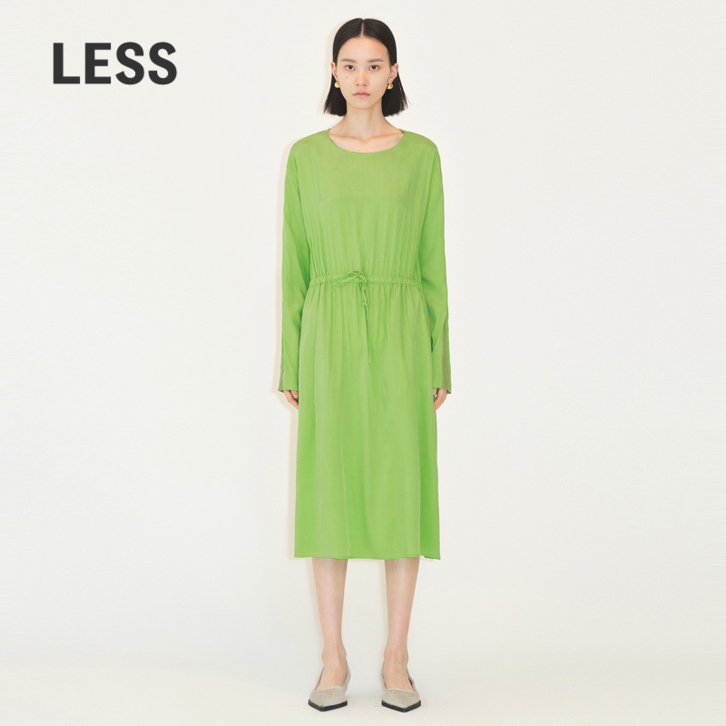 腰部抽绳，可调节腰围大小，穿着自在舒适