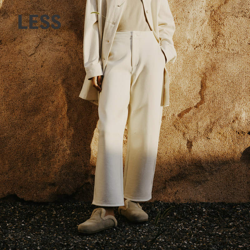 微阔直筒裤松量适中，修饰腿型同时较为利落