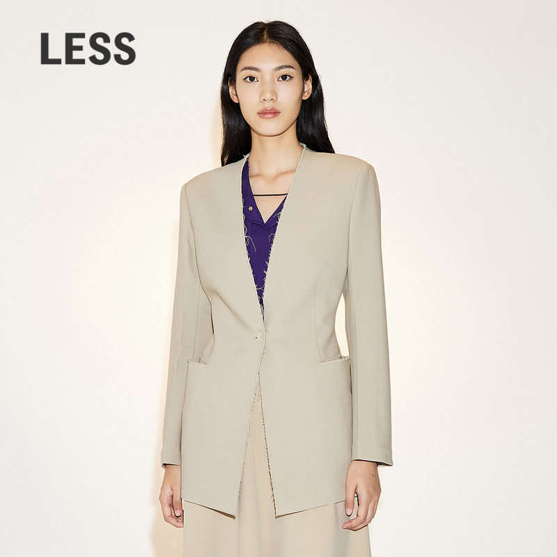 V领设计，领部线条用手工剪裁呈现自然毛边