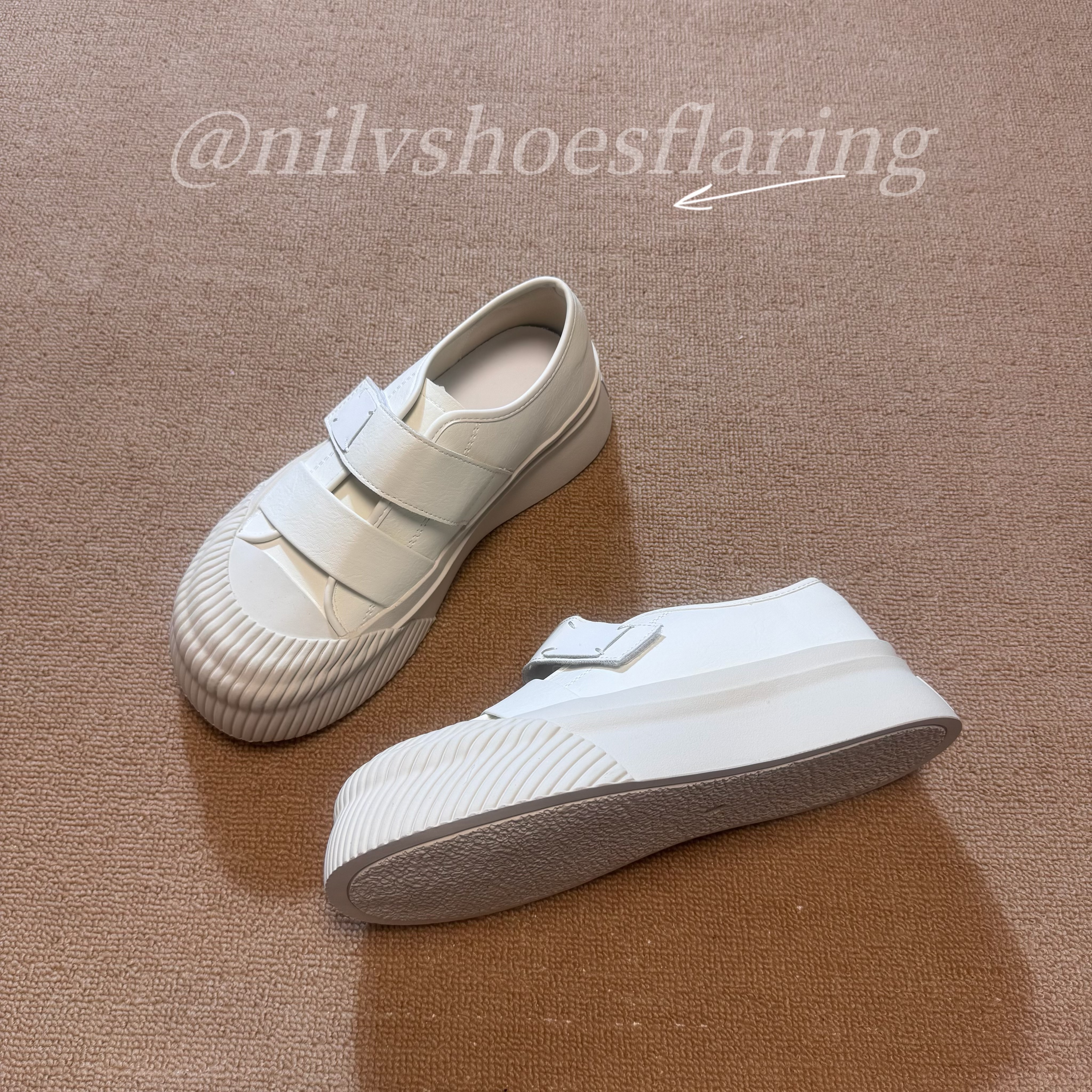 秋冬学生显脚小上班通勤厚底增高好看皮面魔术贴松糕饼干帆布板鞋