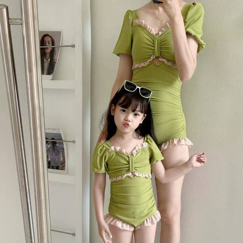 新款时尚亲子泳衣母女连体儿童游泳衣木耳边速干显白沙滩可爱泳装