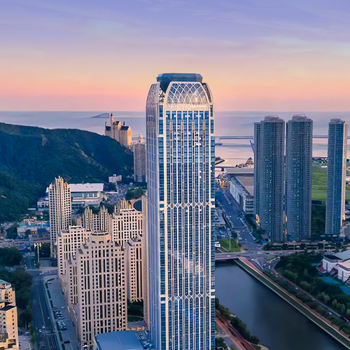 占据东港核心，坐拥一线海景与璀璨城市天际线。 设计融合现代奢华与海洋元素，氛围优雅灵动。 荟萃中、西、日式多国餐饮，云顶西餐厅享誉本地。 客房设计优雅，融合现代舒适与本地航海文化元素。