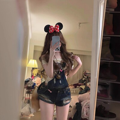 俩穿破洞牛仔背带短裤女性感辣妹
