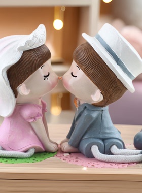 创意可爱树脂吊脚亲嘴情侣娃娃家居新房卧室装饰品小摆件