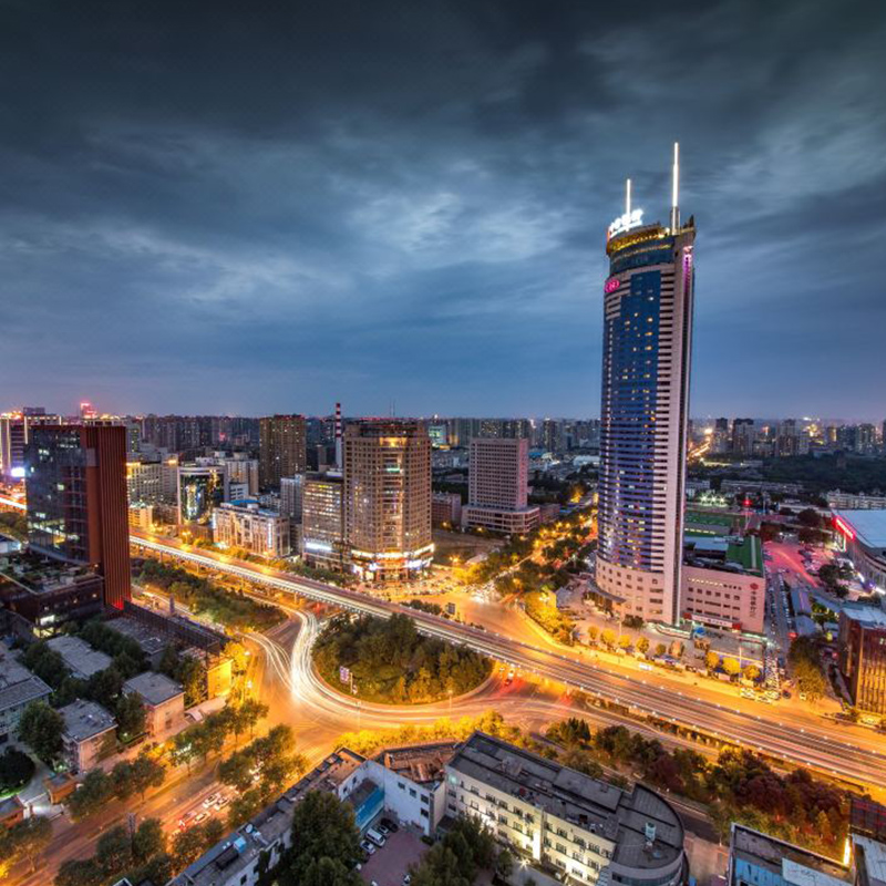 位于西安市朱雀路中段，228米楼高可俯瞰都市景致 地理位置优越，步行可达小雁塔及陕西省体育馆 15分钟车程可抵达古城墙、大雁塔、陕西历史博物馆、大唐不夜城等景区 3天2晚连住，覆盖暑期，周末通用不加价