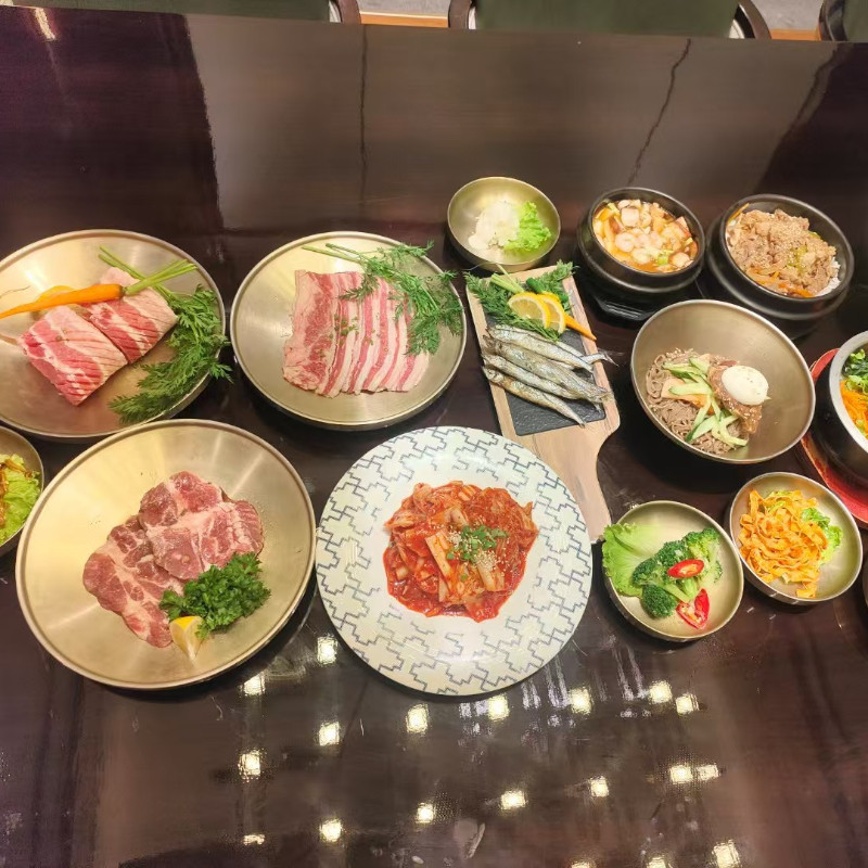 青岛鑫江温德姆酒店1晚+含早+双人烤肉套餐或海港中餐厅双人套餐