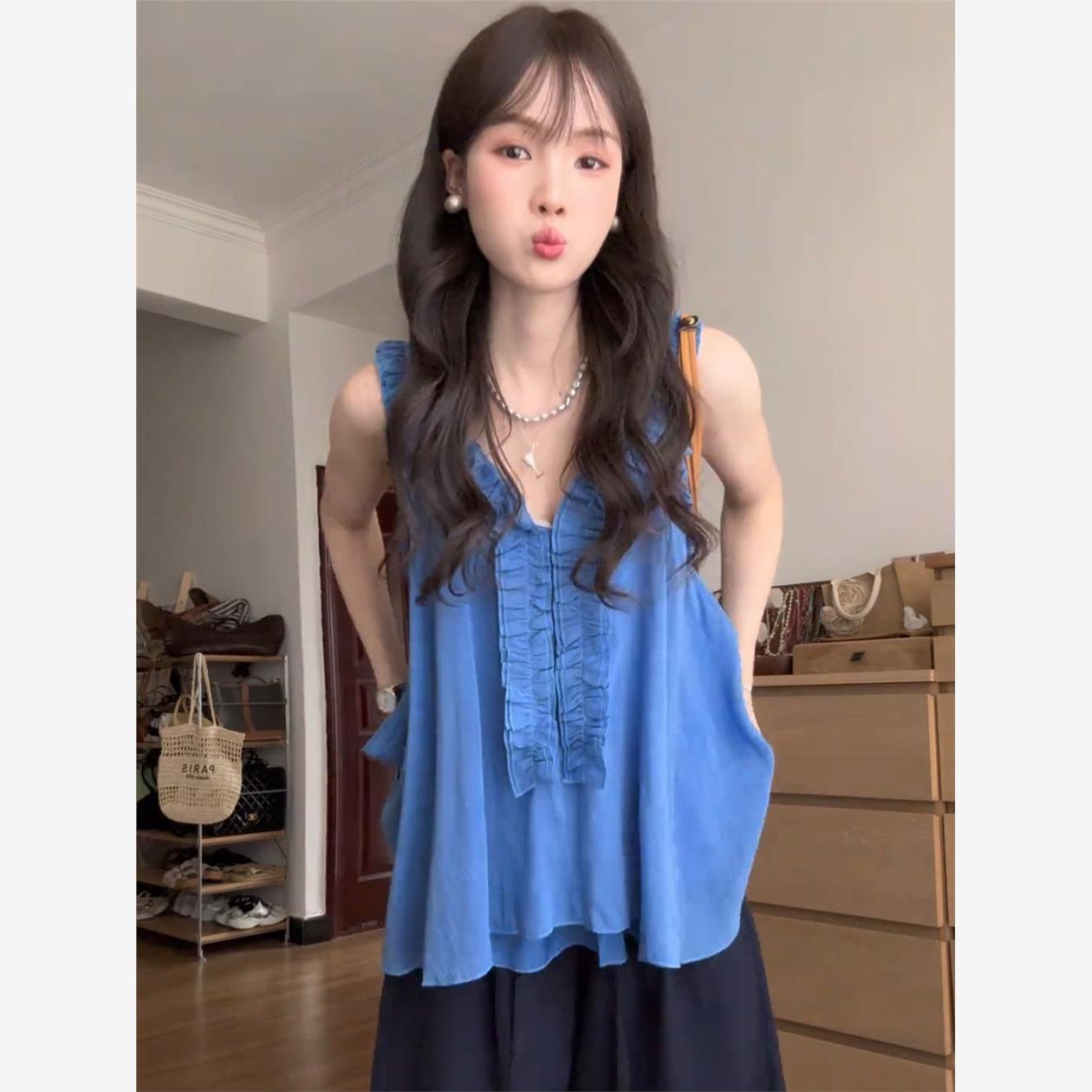 高级感克莱因蓝色v领吊带背心衬衫女夏无袖木耳边娃娃衫露肩上衣