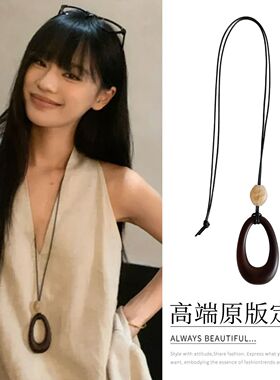 原宿风~黑皮绳镂空椭圆吊坠项链女2025新款小众设计民族风毛衣链