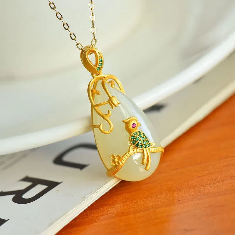 和田玉白玉水滴形配彩稿喜上枝头