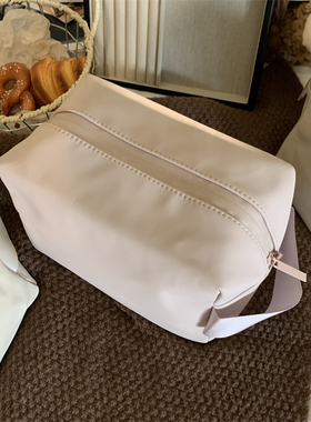 推荐～大容量化妆包女纯色简约高档出差旅行水乳护肤品收纳洗漱包