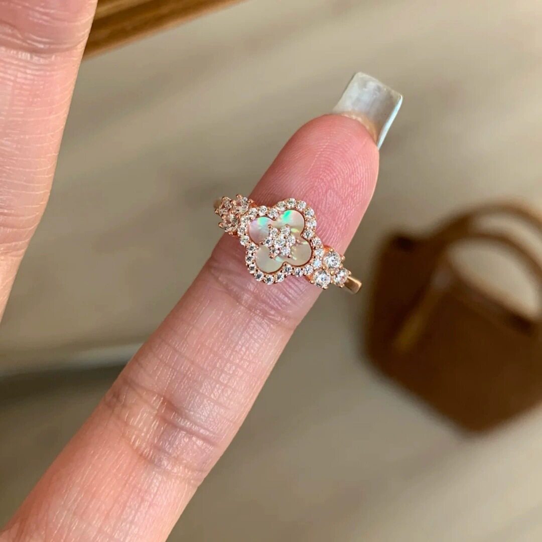 温柔粉贝母四叶花幸运草戒指闪耀锆石花朵高级轻奢可调节开口戒指