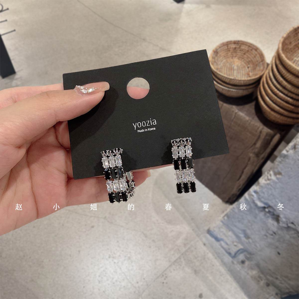 韩国耳饰2025新款小众设计精致轻奢耳环时尚大气方形黑白水钻耳钉