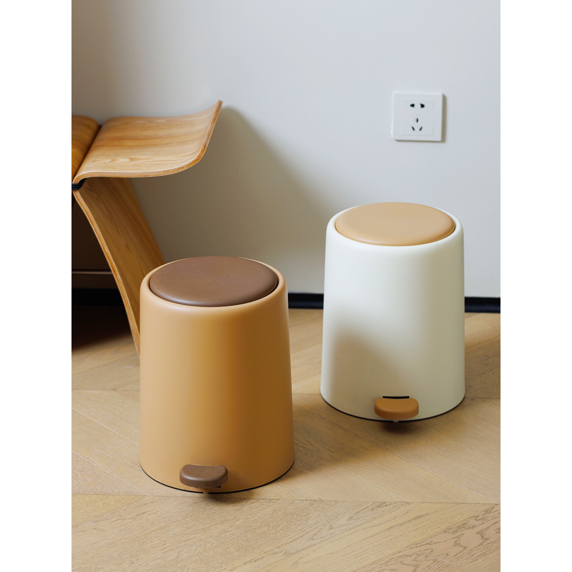 静音缓降垃圾桶家用带盖子脚踩翻盖客厅厨房卫生间卧室脚踏式奶白