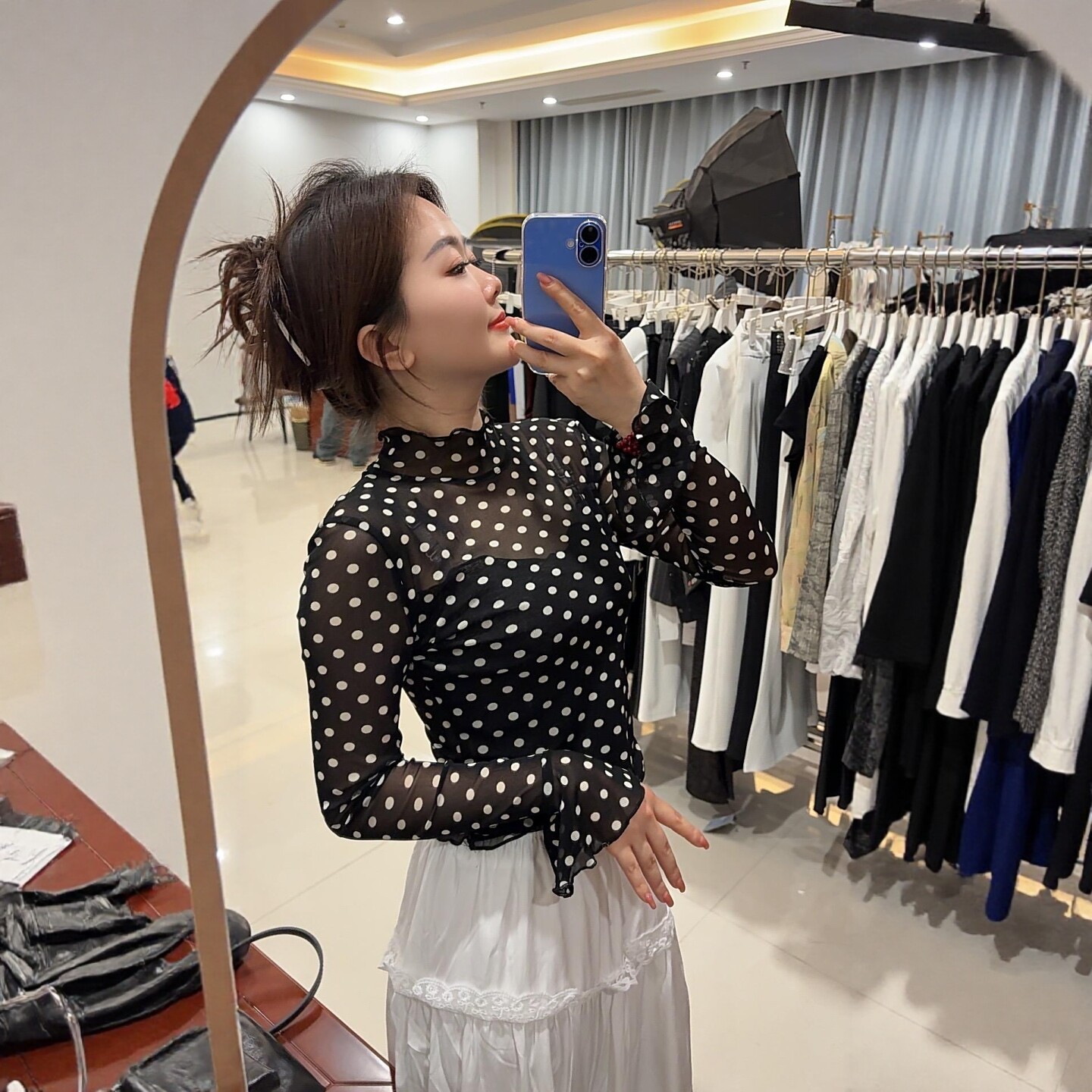 黑白波点印花半高领网纱打底衫女