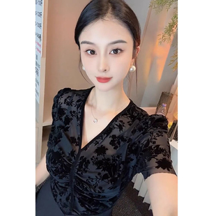 气质植绒印花上衣女2026夏装新款性感V领短袖t恤修身网纱半袖小衫