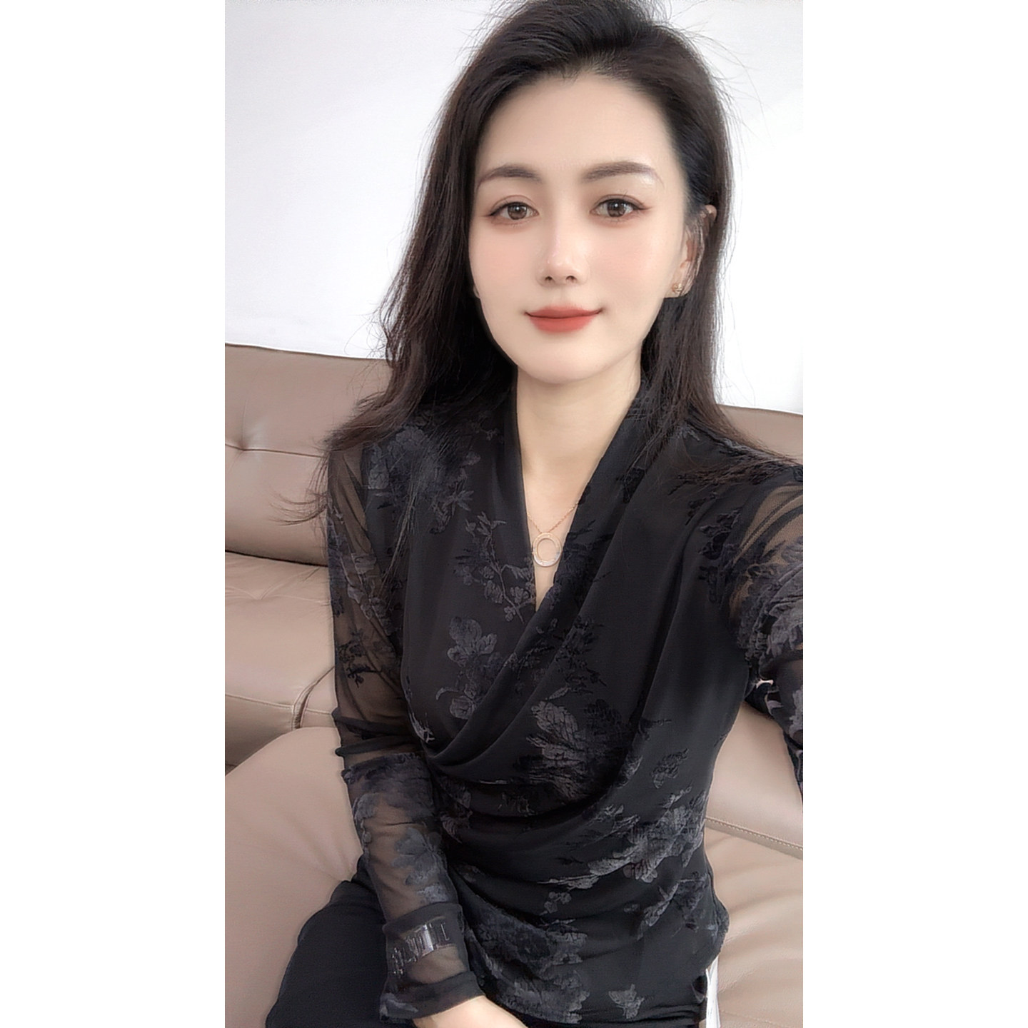 春装性感V领植绒印花网纱打底衫