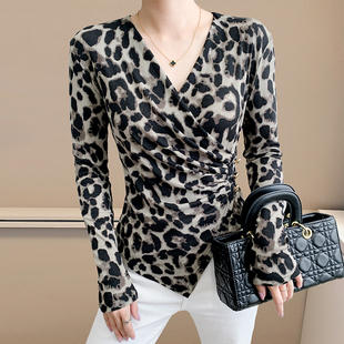 时尚减龄豹纹印花上衣女春秋高级感V领褶皱长袖t恤紧身收腰打底衫