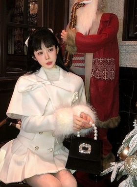 芭比姨富家千金斗篷大衣女冬装新年穿搭夹棉加厚短款白色毛呢外套
