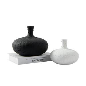现代极简陶瓷花瓶白色侘寂风摆件黑白色家居装饰品花器花插
