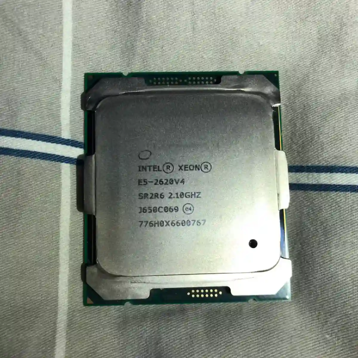 服务器cpu e5 2620v4 新 一共两片.诚心要的议价