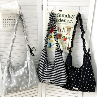 初春新款 韩系简约星星斜挎包黑白大容量腋下包百搭条纹休闲单肩包