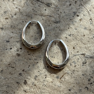 银色金属水滴素圈耳环2025新款 高级感耳扣小众耳圈秋冬耳饰女 爆款