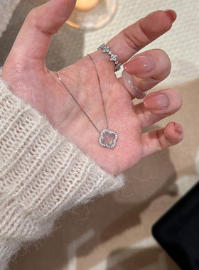 新中式清冷感银色玉髓四叶花项链