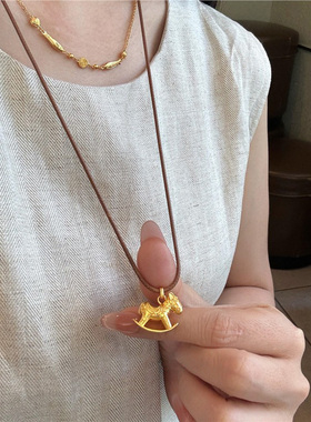 小金马吊坠棕绳项链女款2025新款