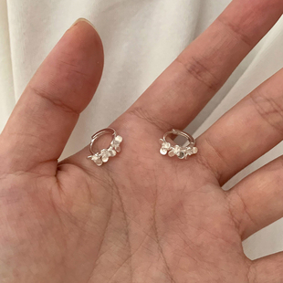 韩系简约银色桂花耳环女2025新款 高级感耳饰小众日常百搭耳圈 爆款