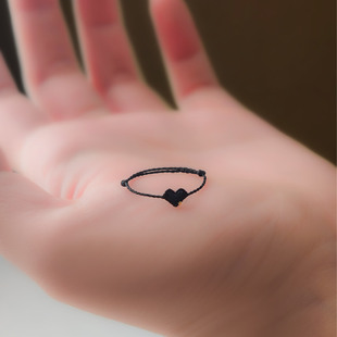 甜酷风黑色mini爱心编绳戒指女小众设计轻奢高级感食指戒2025新款