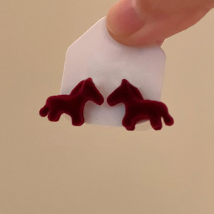 马年本命年酒红色植绒小马耳钉女小众设计独特气质耳环方圆脸耳饰