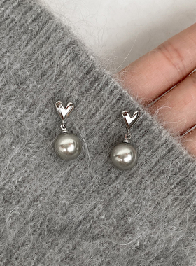 925银针高级感银灰色珍珠爱心耳环2025新款爆款气质耳钉秋冬耳饰
