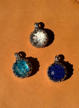 GEROCHRISTO圆形大宝石浮雕吊坠