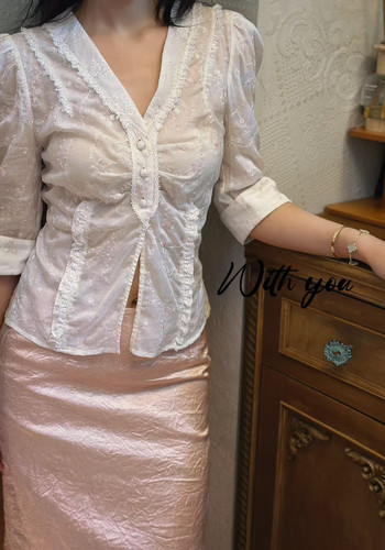26SS予你withyou早秋新品有机棉蕾丝拼接V领上衣