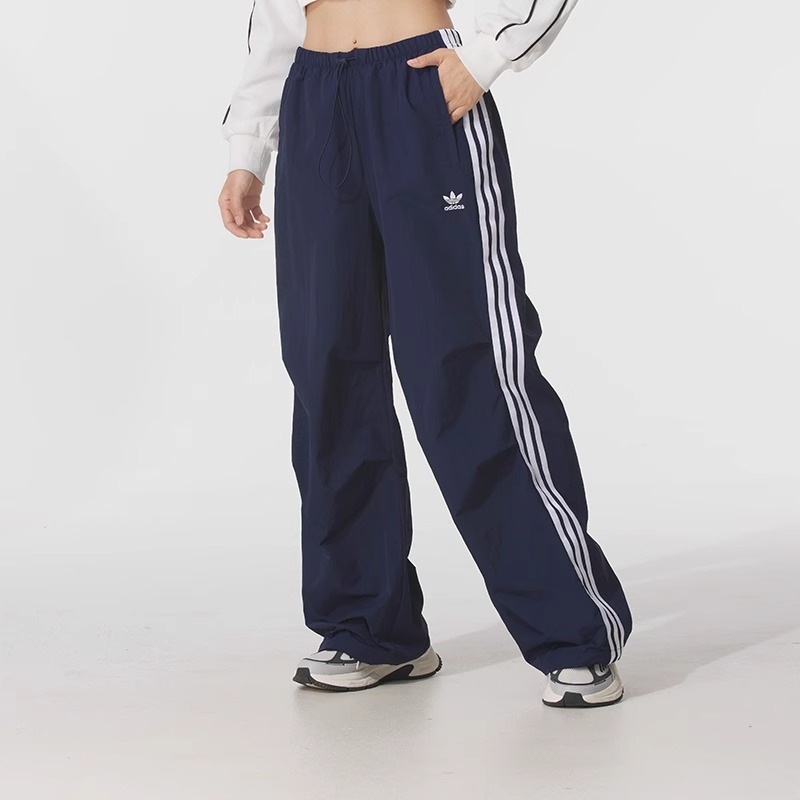 adidas阿迪达斯三叶草女子运动休闲长裤三条纹降落伞裤宽松KF9614