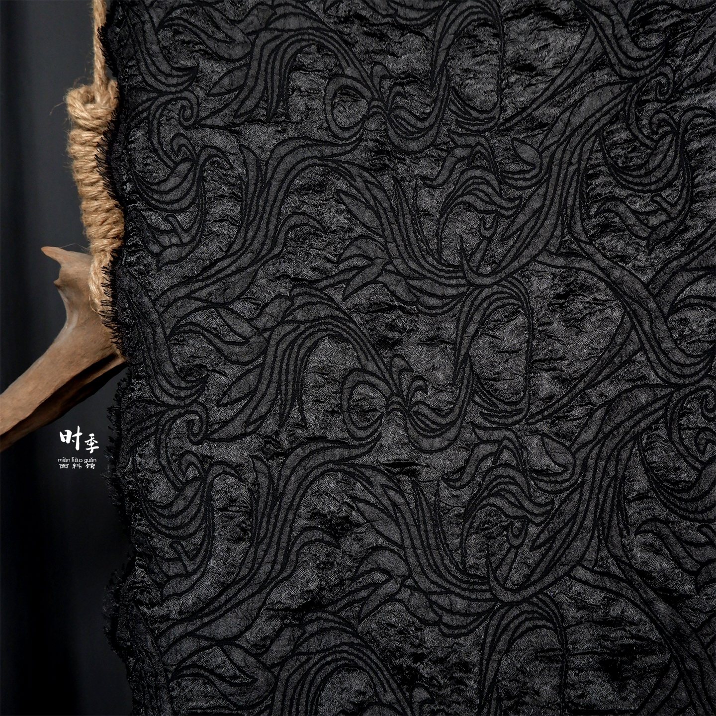 黑色凤尾立体浮雕布料