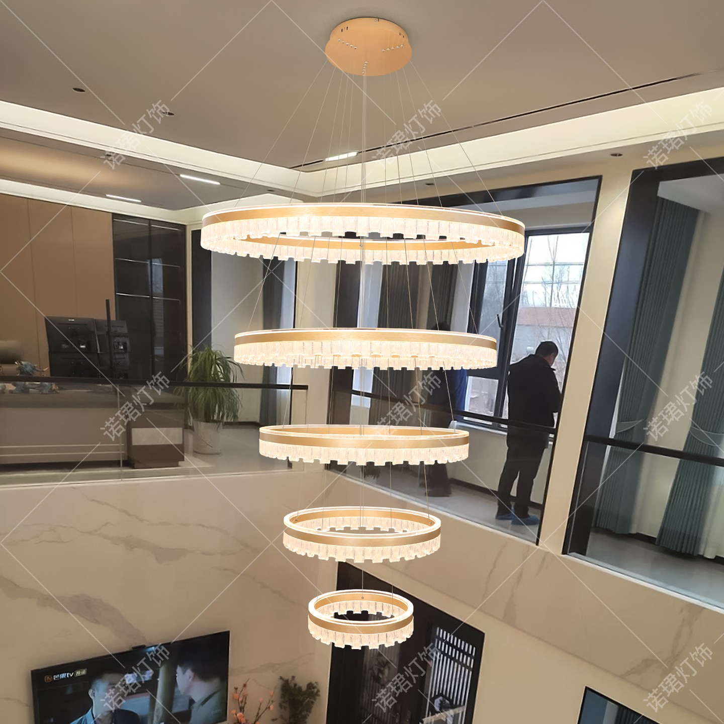 别墅客厅挑空大吊灯-天猫智控