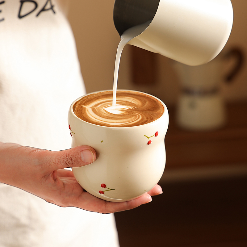 手绘釉下彩陶瓷咖啡杯手握杯子