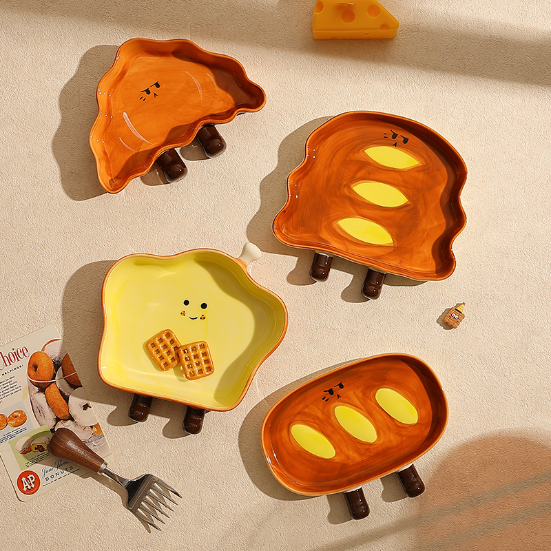 手绘釉下彩可爱面包造型陶瓷盘子