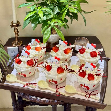 2026圣诞节KT猫草莓碗蛋糕装饰卡通hellokitty甜品抱抱碗陶瓷碗