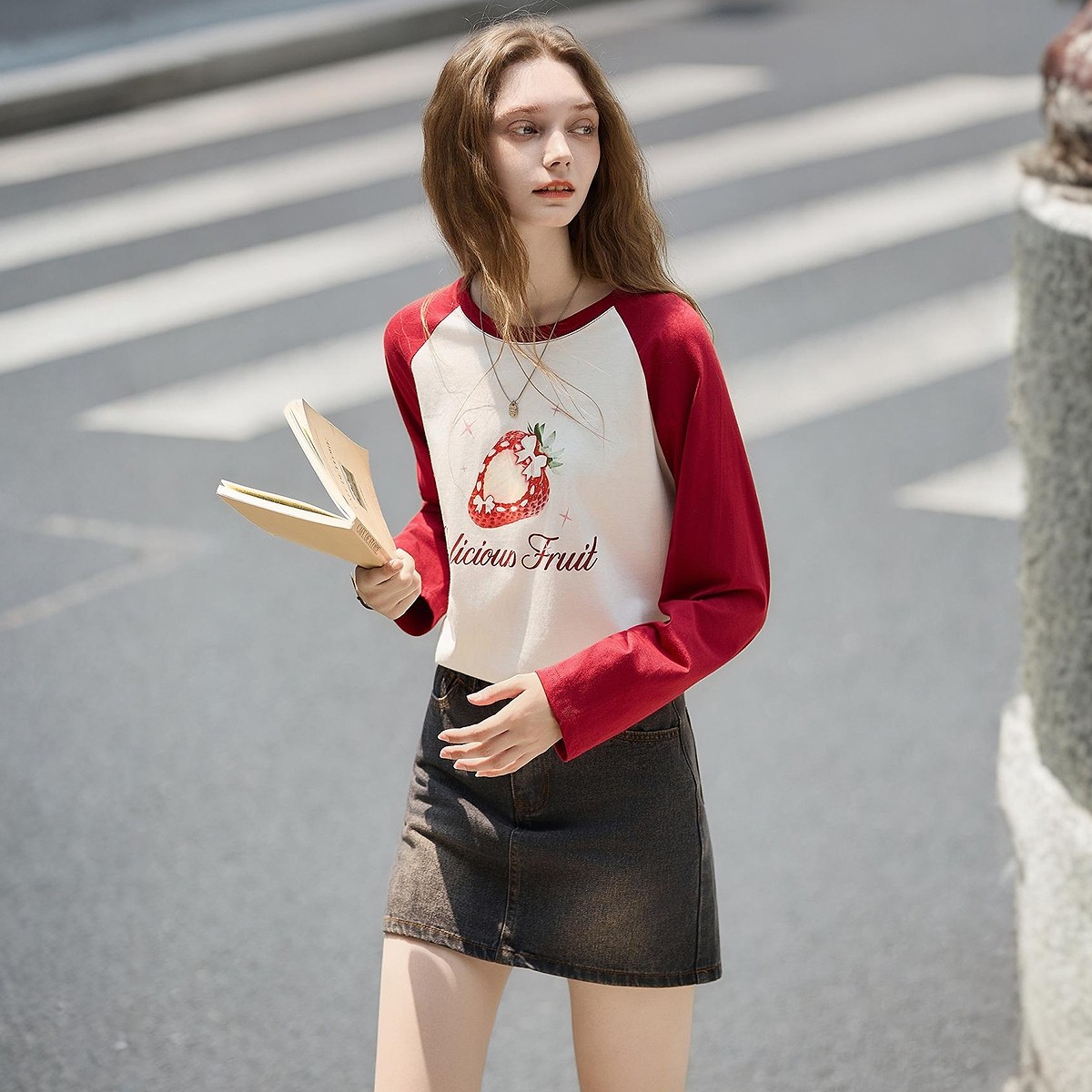 唐狮秋新款长袖T恤女甜美草莓印花撞色圆领插肩袖内搭打底衫TM