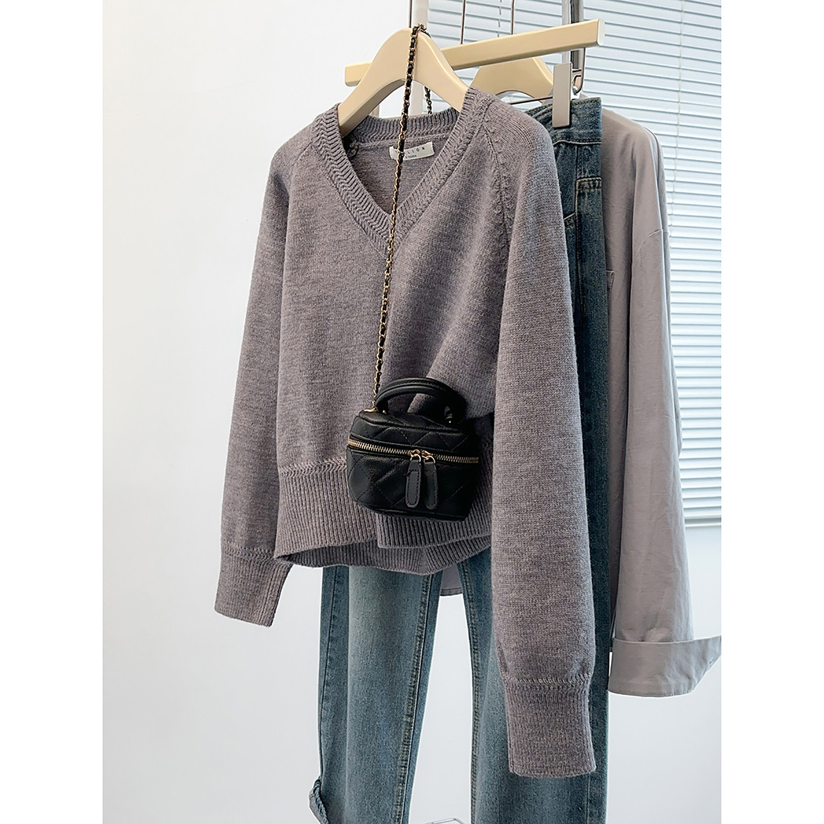 唐狮毛衣女简约休闲百搭V领设计套头纯色短款针织衫显瘦上衣TD