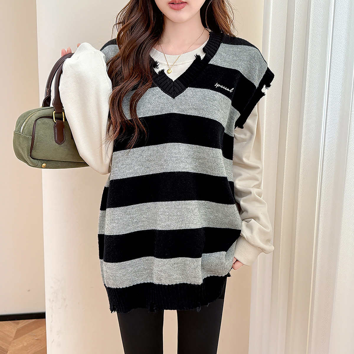 唐狮秋冬毛衣女宽条纹设计V领宽松套头马甲外穿高级感百搭潮TM