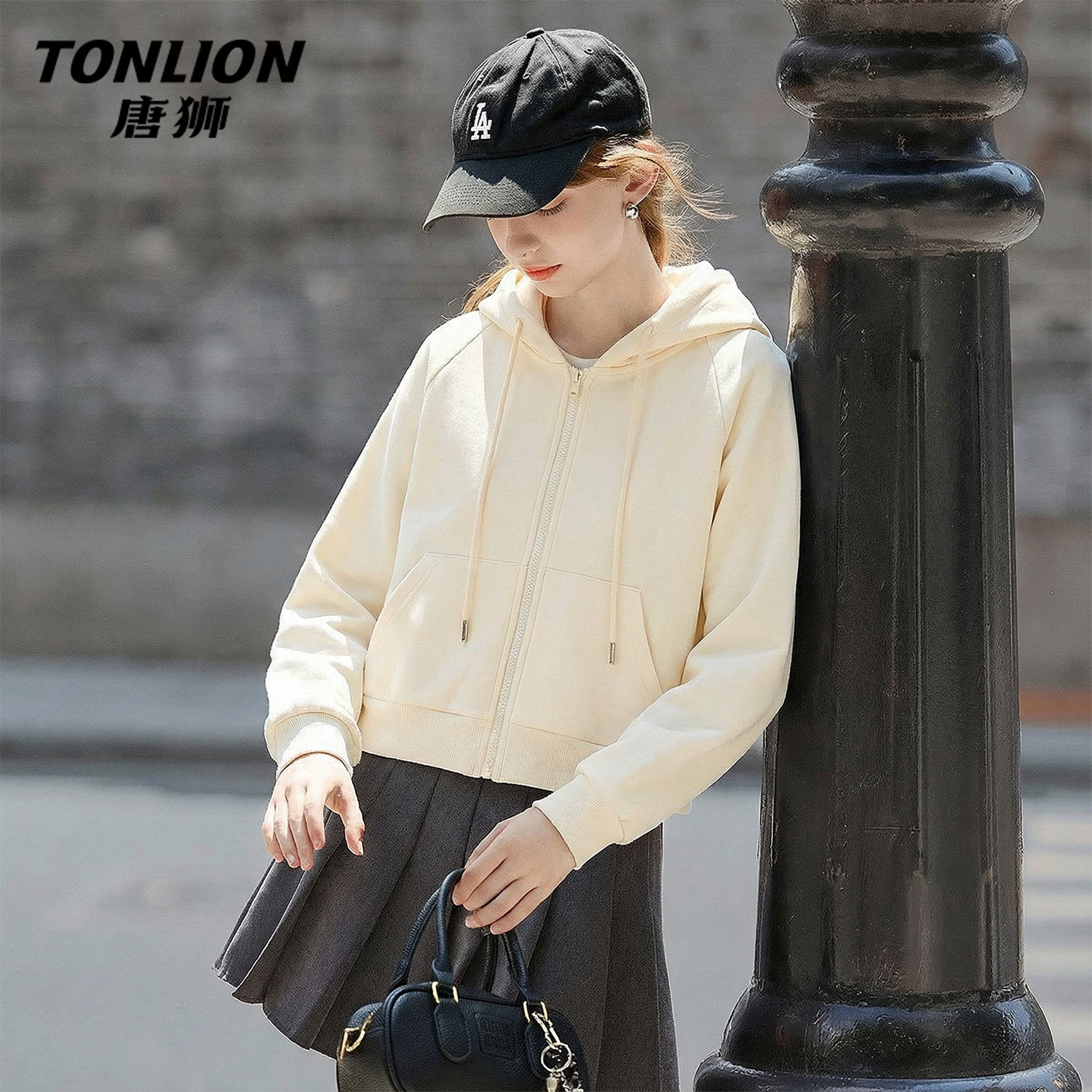 唐狮官方短款卫衣外套女春秋款2026新款女士宽松显瘦开衫上衣女V