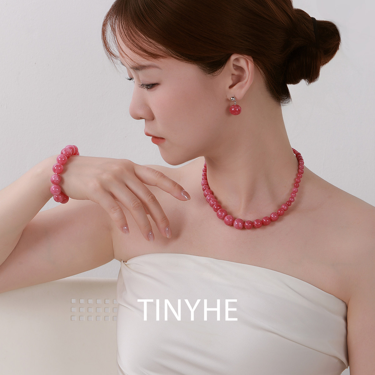 S925纯银蔷薇石项链女粉色水晶串珠锁骨链秋冬毛衣链轻奢小众颈链