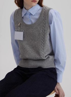 /Corange/'Nerd* Lady' 知识分子弧形领不对称绞花全羊毛马甲毛衣