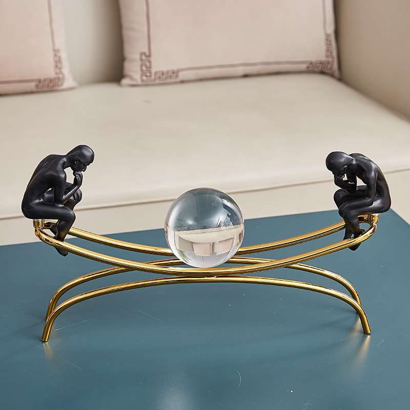 欧式思考者水晶球摆件书桌酒柜装饰现代创意样板房金属树脂工艺