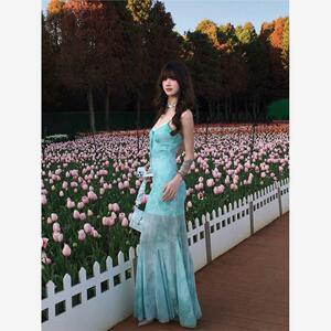 法式绿色印花吊带女式连衣裙，夏日气质，束腰海滨度假鱼尾裙，网