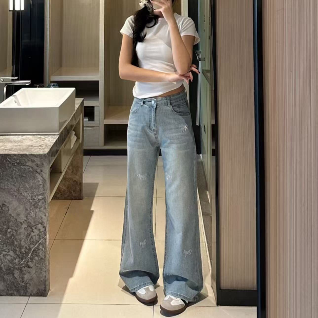 美式复古烫钻牛仔裤女2026年新款宽松显瘦高腰浅色窄版直筒阔腿裤